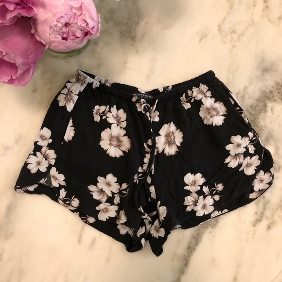 Brandy Melville flower pattern shorts✨ - Picture 3 of 5